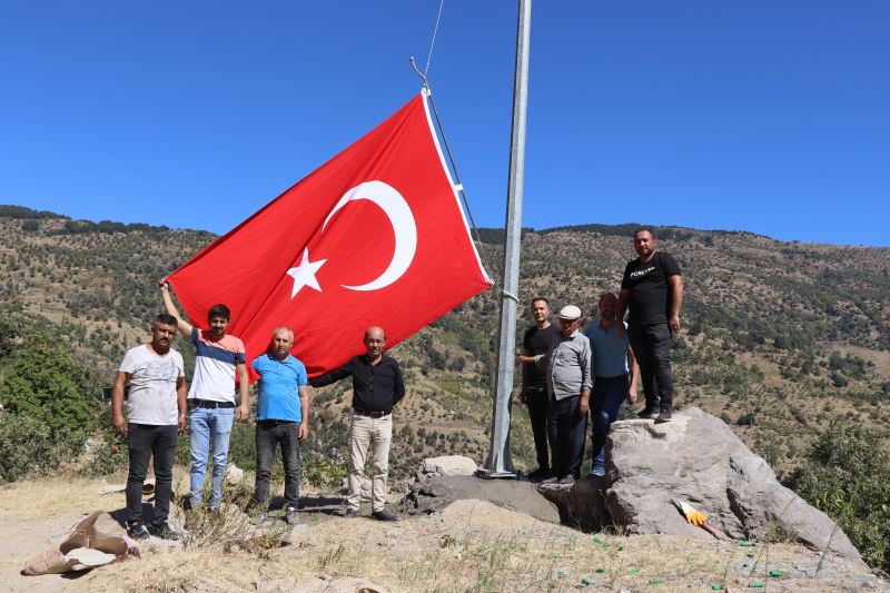 Şanlı bayrağımız Kaşıkçılarda göndere çekildi