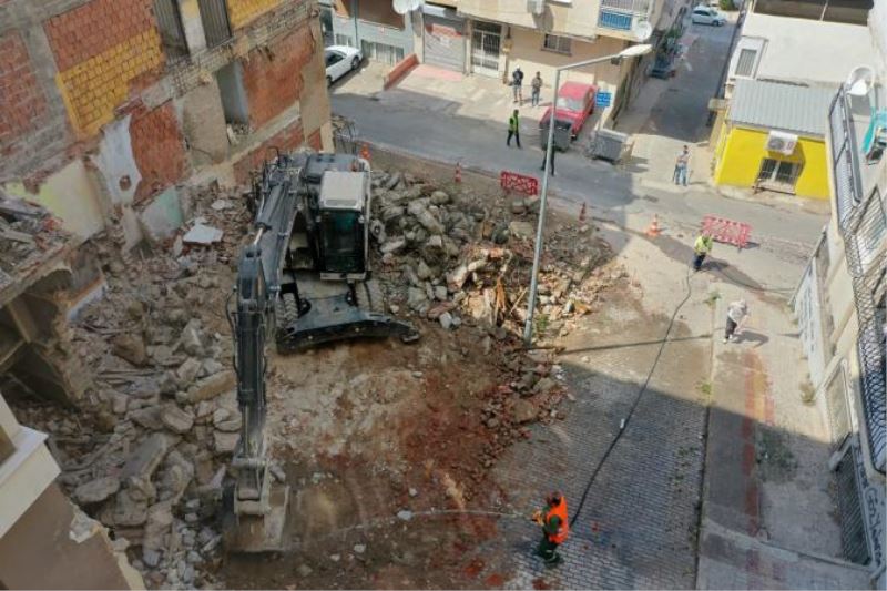 Konak’ta Tehlike Saçan Binanın Yıkımı Gerçekleşti