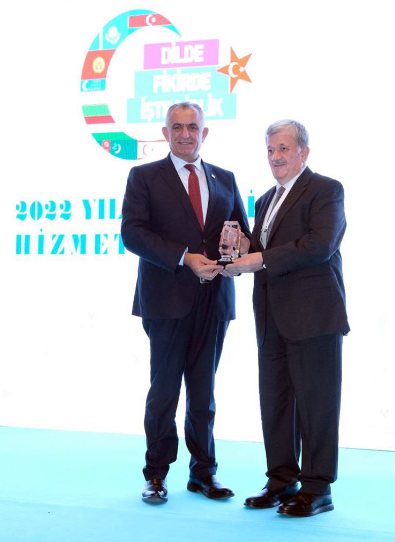 PROF. DR. TOPARLI’YA ‘TÜRK DİLİNE HİZMET ÖDÜLÜ’ VERİLDİ…