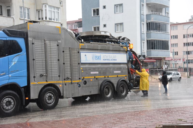 İSKİ ARACI İLE TIKANAN KANALİZASYON VE YAĞMUR SUYU HATLARI TEMİZLENİYOR