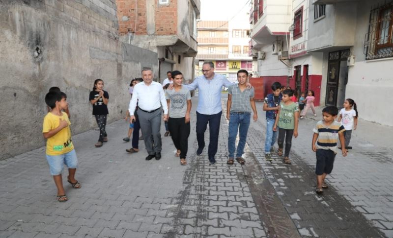 Girmedik Sokak, Çalmadık Kapı Bırakmıyor