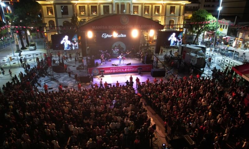 Uğur Aslan Manisalılar İçin Sahne Aldı