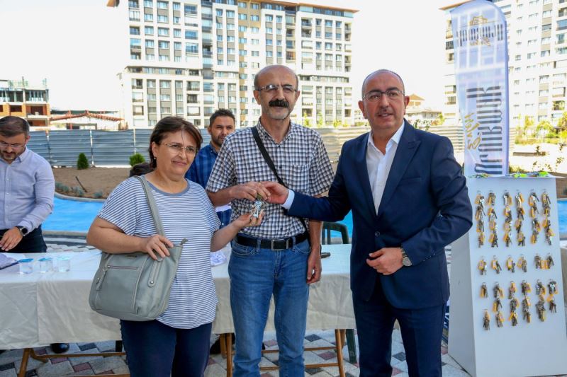 ULUIRMAK EVLERİ’NDE 190 HAK SAHİBİ DAHA DAİRELERİNE KAVUŞTU
