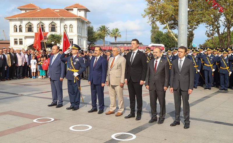 “Bugün, Gök Gözlü Güneş Saçlı Başkomutanımızın Emriyle, Kocatepe’Den Doğan Güneşi Akdeniz’E Götürdüğümüz Gündür”