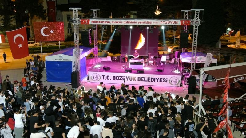 - GENÇLER KURTULUŞU CUMHURİYET MEYDANI’NDA COŞKUYLA KUTLADILAR