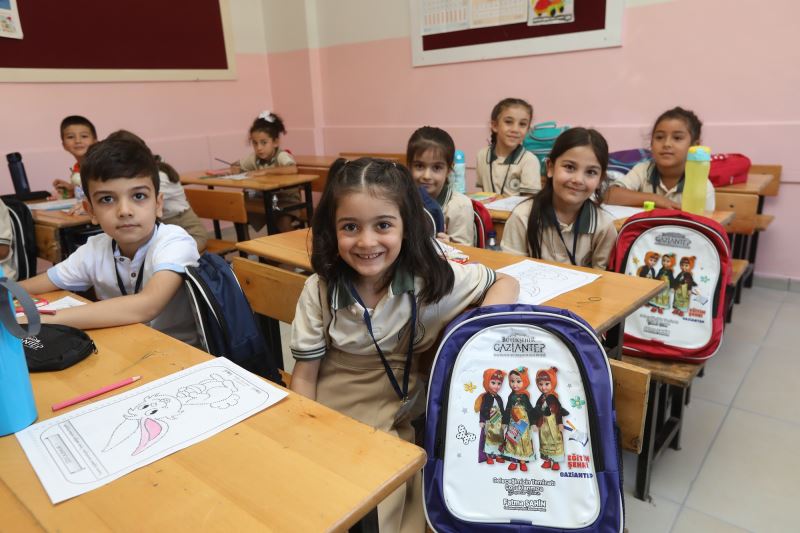 GAZİANTEP BÜYÜKŞEHİR’İN ÇANTA VE KIRTASİYE MALZEMELERİ 1’İNCİ SINIFLARLA BULUŞTU