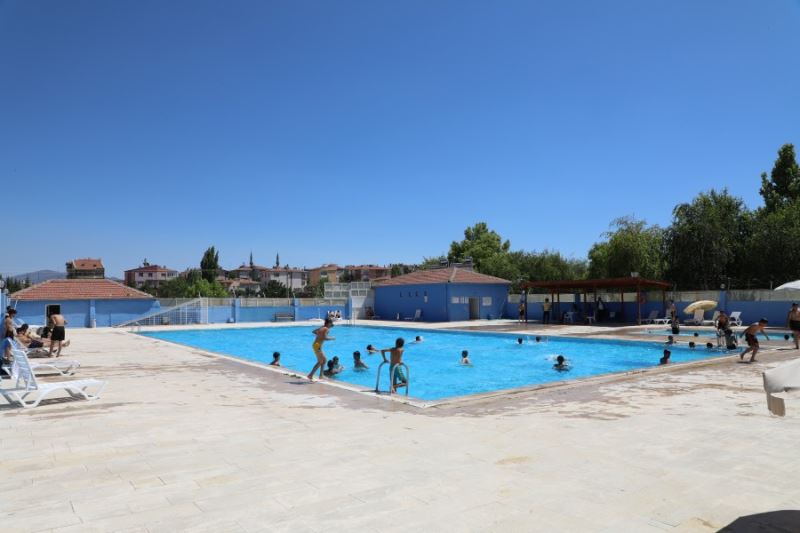 İlçemizde bulunan Belediyemize ait yarı olimpik yüzme havuzumuzdan bu yaz 4 bin 850 vatandaşımız yararlandı.