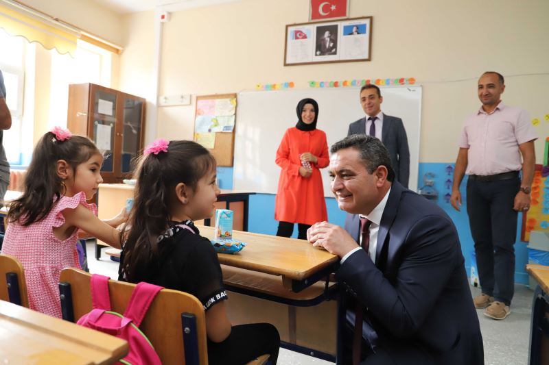 Belediye Başkanımız Ali Altuntaş  Okul öncesi ve 1. Sınıf Öğrencilerimizle Bir Araya Gelerek Heyecanlarına Ortak Oldu