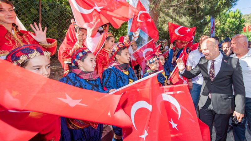 Zafer yolu kafilesi 100 yıl önceki gibi Kemalpaşa’da