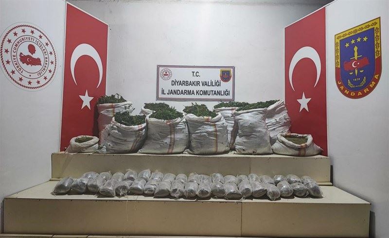 Eren Abluka-34 Narko Terör Operasyonları Kapsamında Lice Kırsalında 1 Milyon 493 Bin Kök Kenevir İle 337 Bin Kök Skunk Ele Geçirildi
