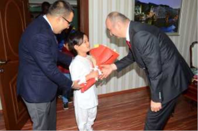 VALİMİZ EKREM CANALP’A “18 ARALIK ULUSLARARASI GÖÇMENLER GÜNÜ” ZİYARETİ