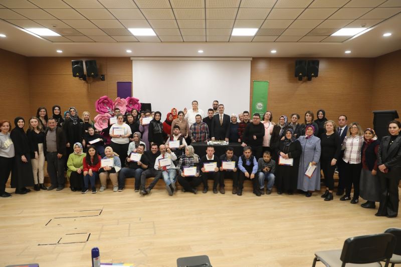 Mutlulukları gözlerine yansıdı Engelsiz hobi kurslarında karne heyecanı