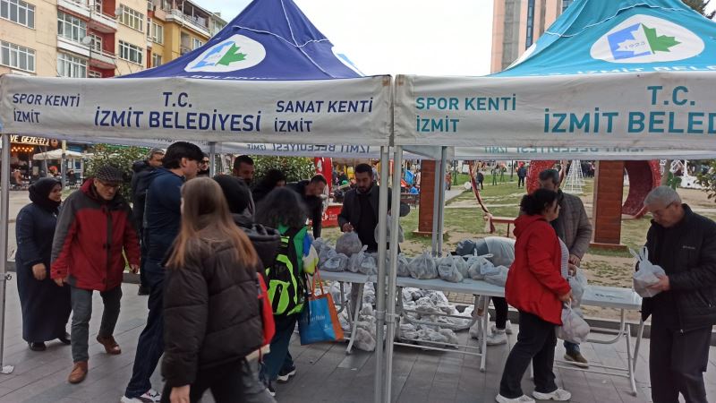 İZMİT BELEDİYESİ ÜRETTİĞİ İSTİRİDYE MANTARLARINI HALKA DAĞITMAYA DEVAM EDİYOR