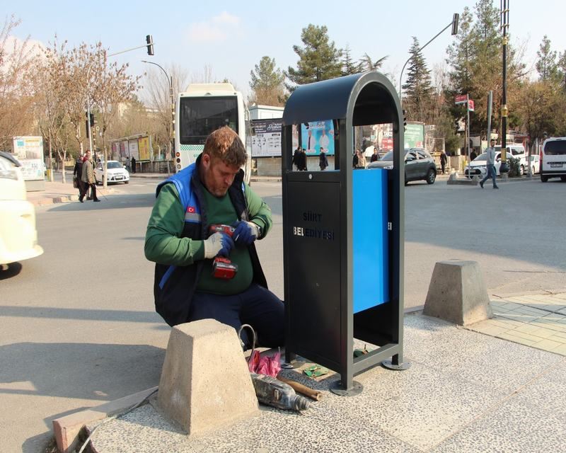 SİİRT BELEDİYESİ ESKİYEN ÇÖP KUTULARINI YENİLENİYOR