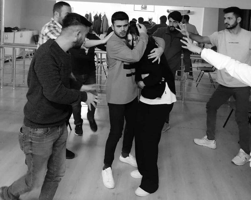 İZMEK TİYATRO BÖLÜMÜ KURSİYERLERİ ‘ÇIĞ’ ADLI OYUNUN PRÖMİYERİNİ YAPACAK