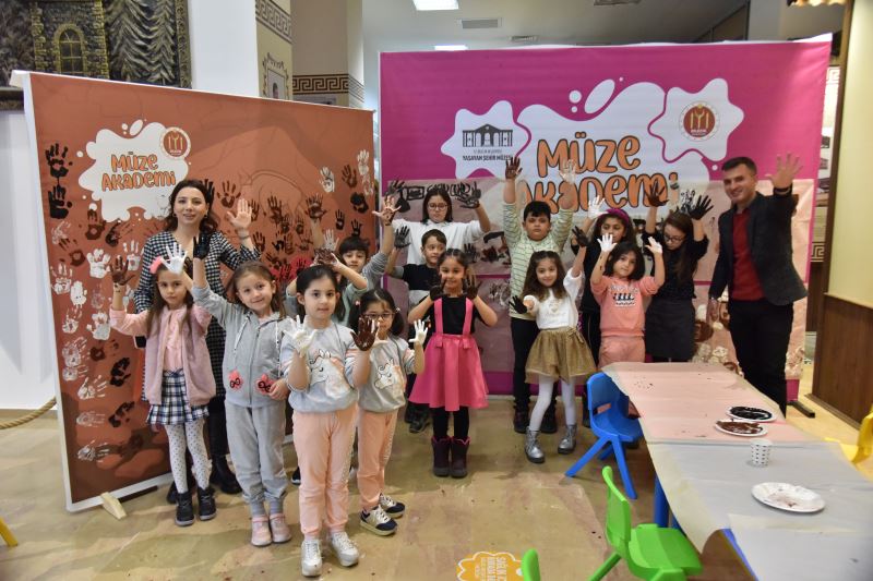 MELEK BAŞKANIN KARNE HEDİYESİ ÇOCUKLARI MUTLU ETTİ