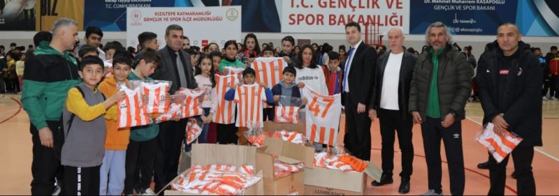 Kaymakam/Belediye Başkan V.Fatih CIDIROĞLU Forma Dağıtımı Gerçekleştirdi