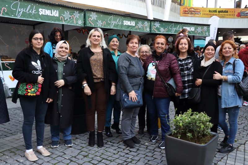 İZMİT’TE KADINLAR VE ÇOCUKLAR 2022’Yİ GÜLÜMSEYEREK GEÇİRDİ