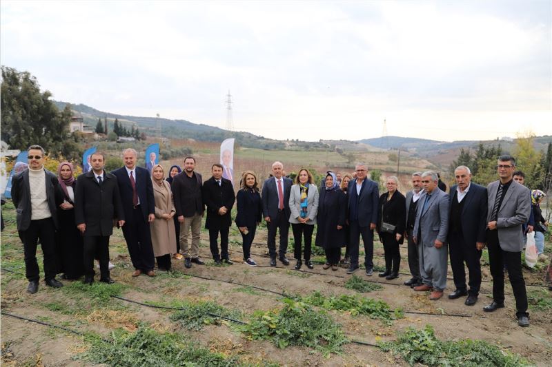 AKDENİZLİ KADINLARIN TOPRAKLA BULUŞTURDUĞU ŞEVKETİ BOSTAN BİTKİSİ HASAT EDİLDİ