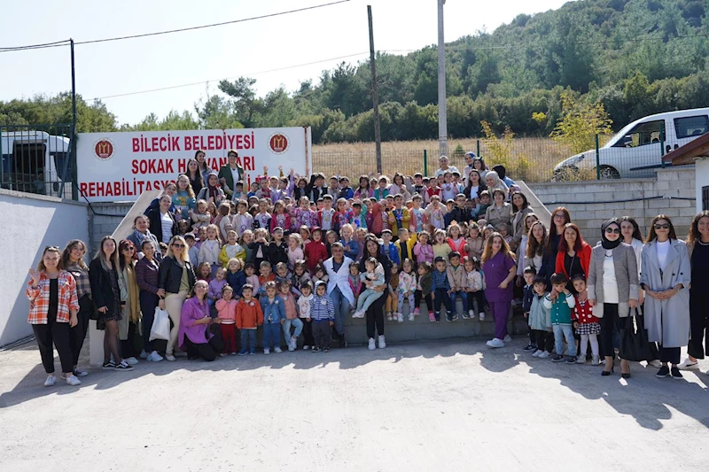 ÖĞRENCİLER BARINAK ZİYARETİ YAPARAK HAYVANLARI SEVDİ VE MAMA VERDİ