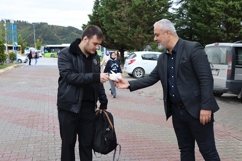 İZMİT BELEDİYESİ’NDEN KOÜ’LÜ ÖĞRENCİLERE SICAK KARŞILAMA