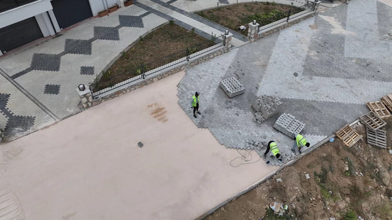 8 AYDA 30 BİN METREKAREYE YAKIN ALANDA KİLİT PARKE VE BORDÜR TAŞI ÇALIŞMASI YAPILDI