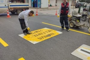 YOL VE YAYA ÇİZGİLERİ GÖRÜNÜR HALE GETİRİLİYOR