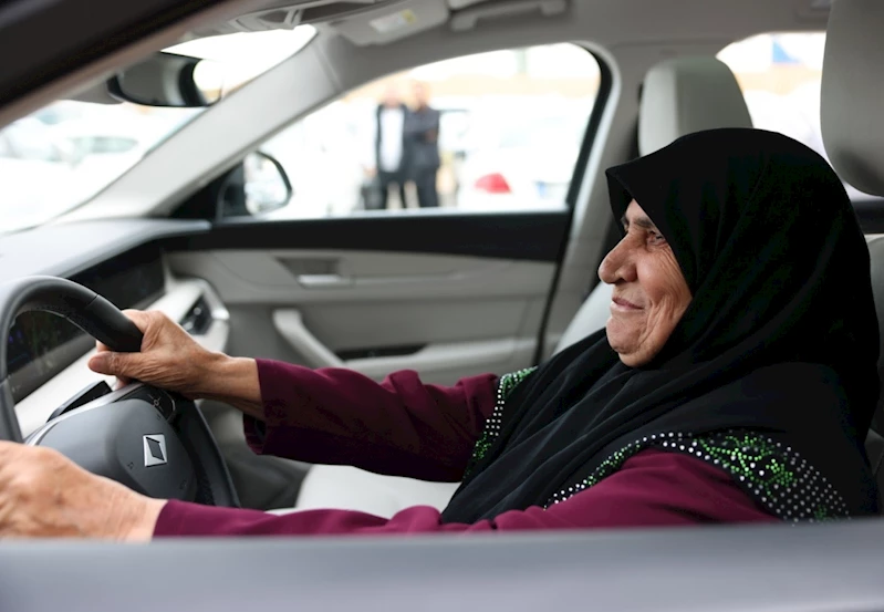 Başkan Altınok TOGG’u vatandaşla birlikte kullanıyor
