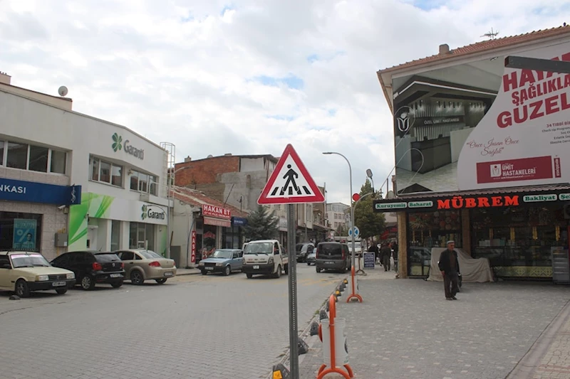 Emirdağ Belediyesi’nden Yaya Geçit Tabelası Montaj Çalışması