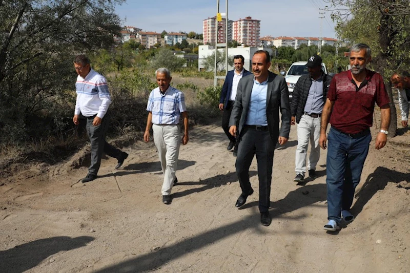 Belediye Başkanımız Av. Mustafa İlmek, Adanayolu Kümeeeler mahallesindeki bağ yollarında başlayan parke çalışmasını yerinde