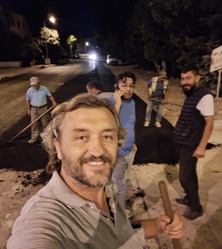 Asfaltta mutluluk pozu