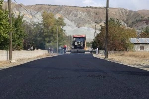 Keklikkayası Mahallesinde Asfalt serimi yapılıyor.
