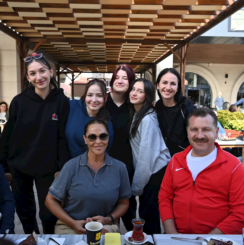 Hülya Avşar Da ‘BALBUCKS’ı Tercih Etti
