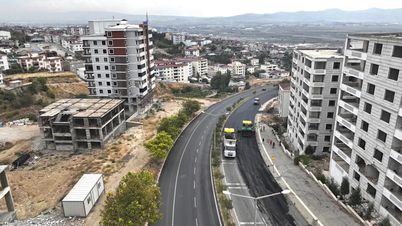 Adil Erdem Bayazıt Caddesi’nde Asfalt Serimi Sürüyor