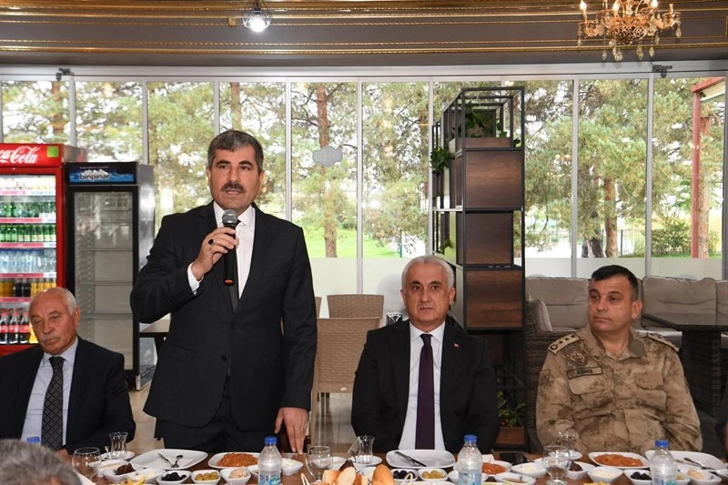 BAŞKAN ASYA MAHALLE VE KÖY MUHTARLARINI GÖLETLİ PARK’TA AĞIRLADI