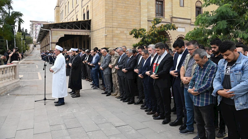 Filistin’de Hayatını Kaybedenler İçin Gıyabi Cenaze Namazı Kılındı