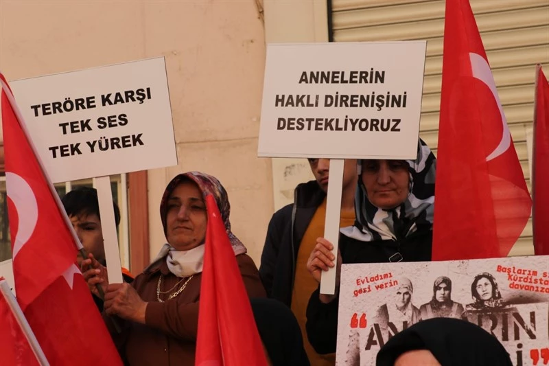 SİİRTLİ ANNELERDEN, DİYARBAKIR ANNELERİNE DESTEK ZİYARETİ