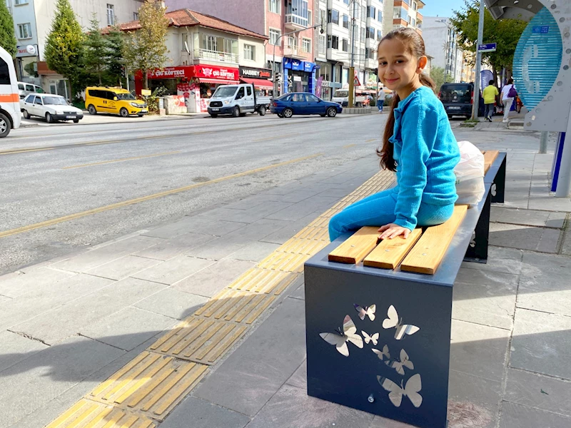 BOZÜYÜK’TE ANA CADDEYE YERLEŞTİRİLEN DEKORATİF BANKLAR BEĞENİLDİ