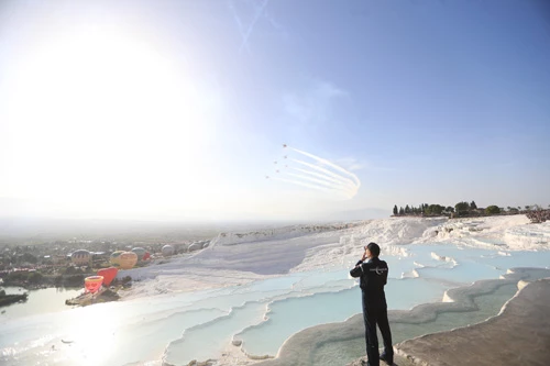 PAMUKKALE’YE TÜRK YILDIZLARI DAMGASI