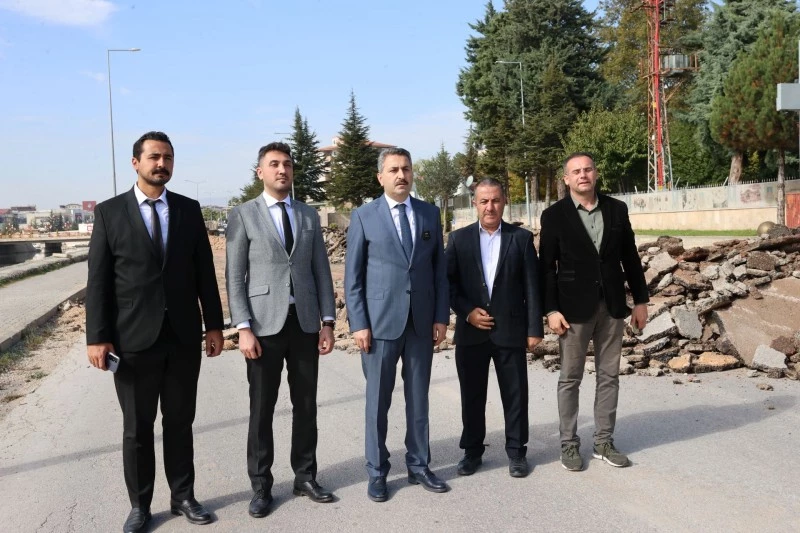 YAĞMUR SUYU HATTI TAMAMLANAN CADDE ASFALTINA KAVUŞUYOR