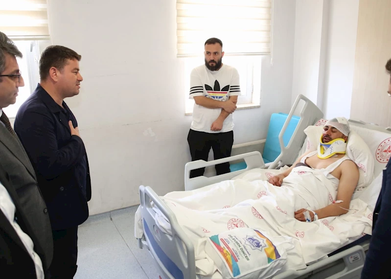 BELEDİYE BAŞKANI DR. EVREN DİNÇER İŞÇİ SERVİSİ KAZASINDA YARALANAN VATANDAŞLARI HASTANEDE ZİYARET ETTİ