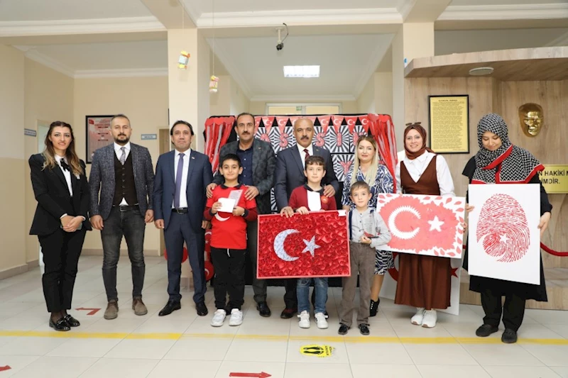 Belediye Başkanımız Av. Mustafa İlmek, İncesu Fatih Sultan Mehmet İlköğretim okulu öğrencilerinin Cumhuriyetin 100. yılı nedeniyle düzenlemiş olduğu Bayrak konulu sergiye katıldı.