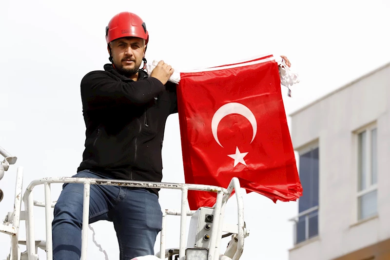 AKSARAY BELEDİYESİ CADDE VE SOKAKLARI TÜRK BAYRAKLARI İLE DONATIYOR