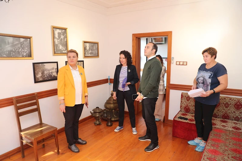 BAŞKAN HÜRRİYET, AÇILIŞA HAZIRLANAN  İZMİT’İN İZLERİ ANI EVİ’Nİ İNCELEDİ