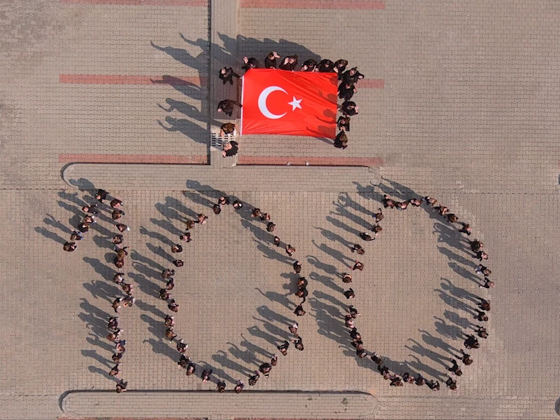 BOZÜYÜKLÜ MİNİKLER 100. YILIN ANISINA “100” YAZDI
