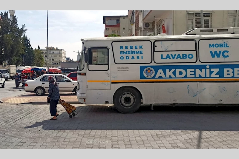 AKDENİZ’DE PAZARYERLERİNE MOBİL TUVALET KURULUYOR