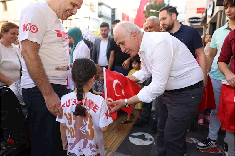 BAYRAK DAĞITAN BAŞKAN GÜLTAK, MERSİNLİLERİ CUMHURİYET KUTLAMASINA DAVET ETTİ