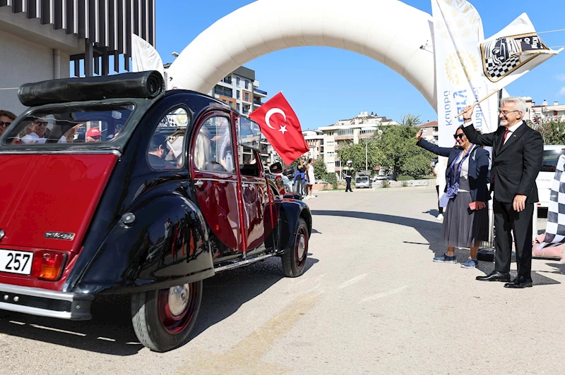 Klasik otomobiller kız çocukları için yola çıktı