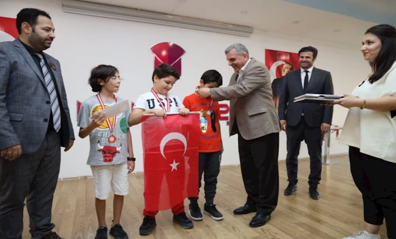 100. Yıl Satranç Turnuvasında Dereceye Girenler Ödüllerini Başkan Beyazgül’den Aldı
