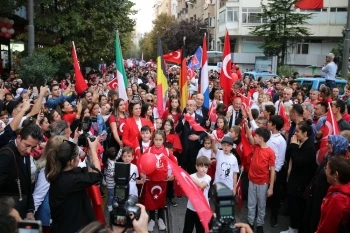 ESKİŞEHİR’DE ÇOCUK FESTİVALİ KALDIĞI YERDEN DEVAM EDİYOR